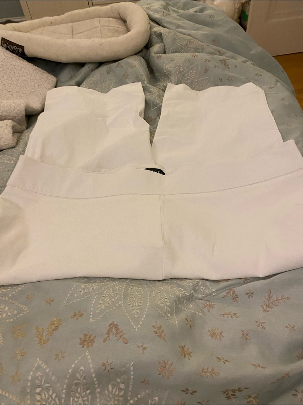 Rekucci  brand white Capri pants. NWT